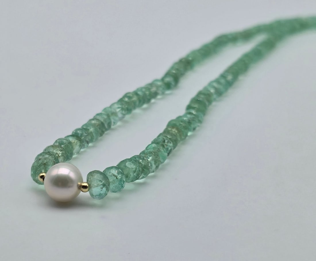 Natural emerald necklace with 8mm Akoya pearl centerpiece with spheres and 18kt solid gold clasp: Title:Natural emerald necklace with 8mm Akoya pearl centerpiece with spheres and 18kt solid gold clasp Description:This impressive single-strand necklace features an excellent selection of natural