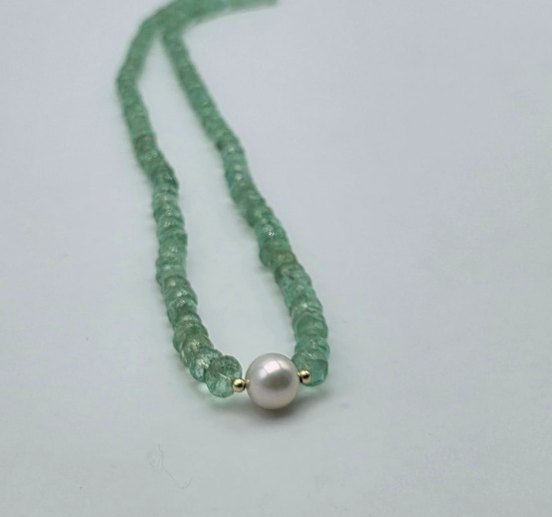 Natural emerald necklace with 8mm Akoya pearl centerpiece with spheres and 18kt solid gold clasp - 2