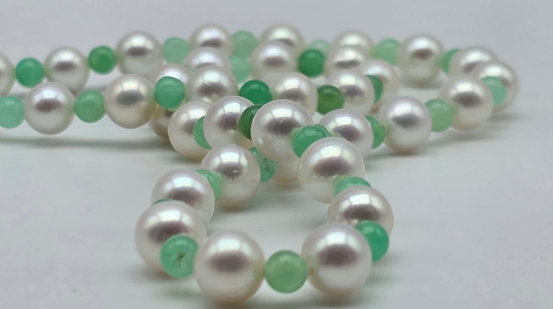Necklace composed of 7 mm and 7.2 mm Akoya pearls, high-quality chrysoprase spacers (apple-shaped),: Title:Necklace composed of 7 mm and 7.2 mm Akoya pearls, high-quality chrysoprase spacers (apple-shaped), and an 18kt (750) yellow gold clasp. Description:Necklace composed of 7 mm and 7.2 mm Akoya
