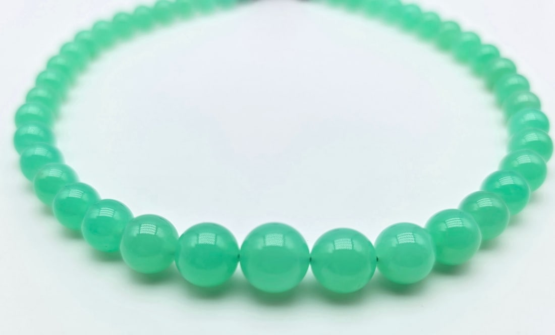 Important and unique chrysoprase necklace of the highest quality, 9 to 12 mm, with an 18-karat (750: Title:Important and unique chrysoprase necklace of the highest quality, 9 to 12 mm, with an 18-karat (750 Description:Important and unique chrysoprase necklace of the highest quality, 9 to 12 mm,