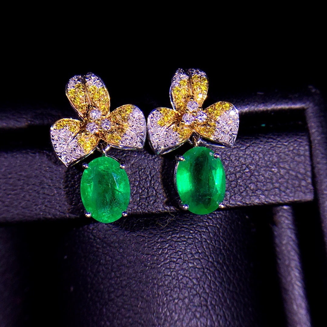 14K GOLD 1.91 CT VIVID GREEN NATURAL EMERALD & DIAMOND EARRINGS: Title:14K GOLD 1.91 CT VIVID GREEN NATURAL EMERALD & DIAMOND EARRINGS Description:Ref:230656491Gold Content:14K GoldMain Gemstone:EmeraldNumber of stones:2Shape:OvalCarat Weight:1.91ct Color:Vivid