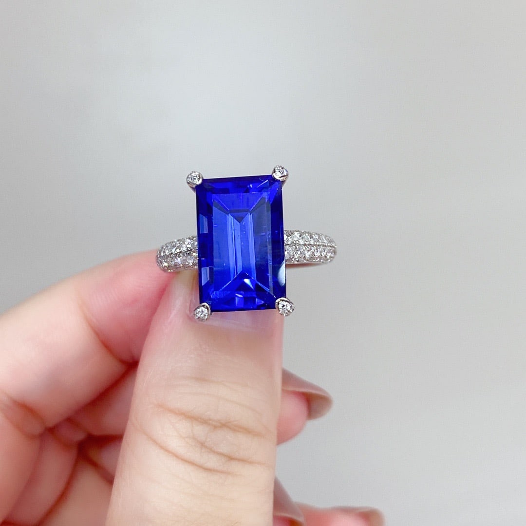 14K GOLD 9.47 CTW VIVID BLUE NATURAL TANZANITE & DIAMOND RING - 2