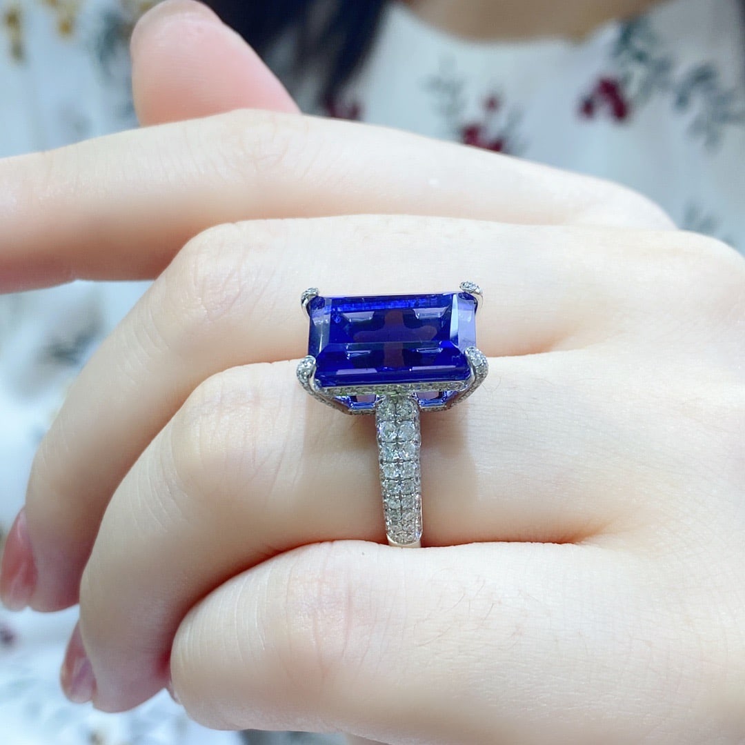 14K GOLD 9.47 CTW VIVID BLUE NATURAL TANZANITE & DIAMOND RING - 9
