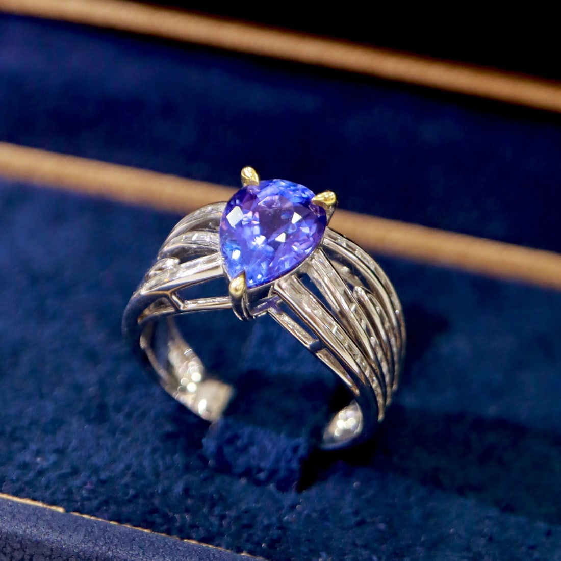 14K GOLD 3.03 CTW VIVID BLUE NATURAL TANZANITE & DIAMOND RING - 2