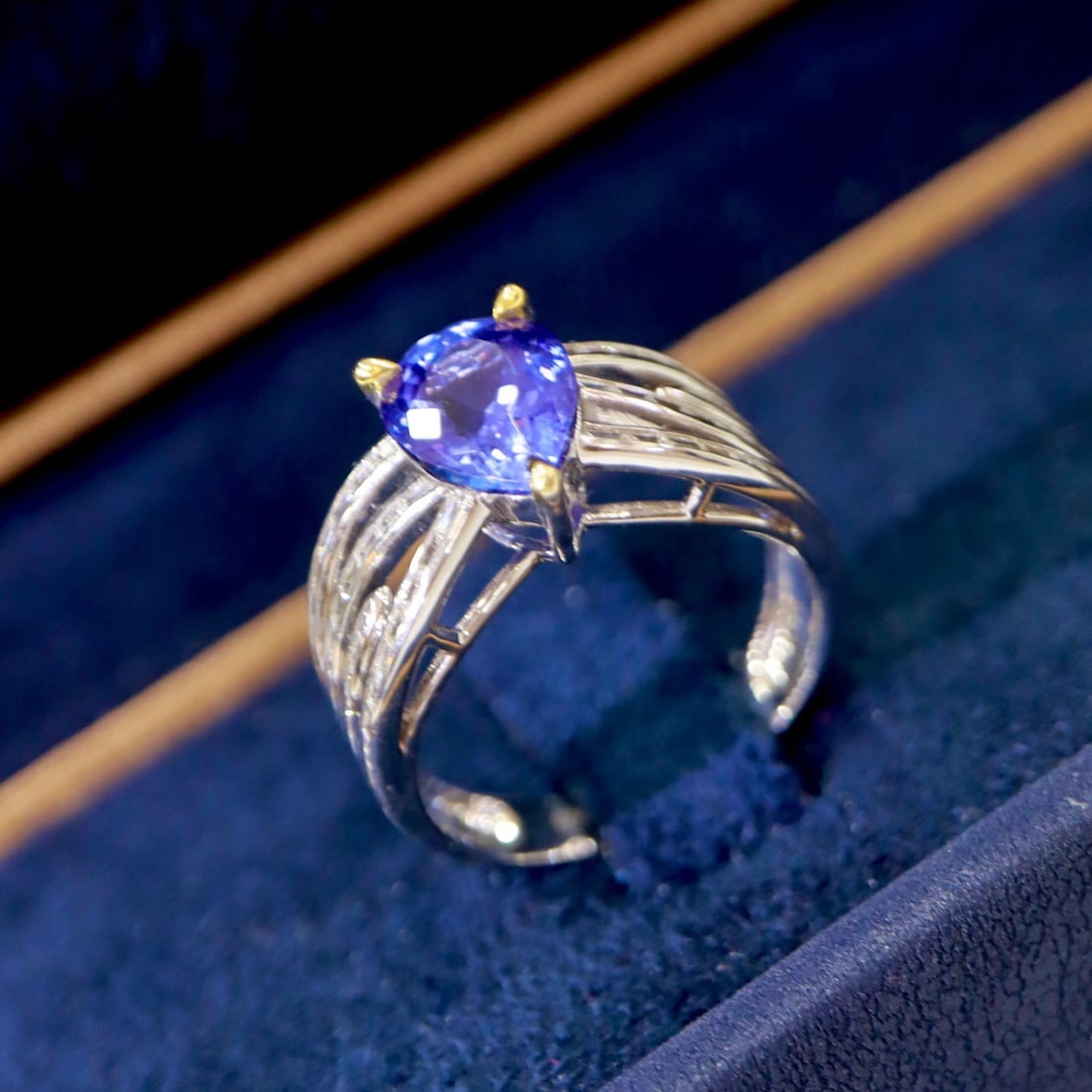 14K GOLD 3.03 CTW VIVID BLUE NATURAL TANZANITE & DIAMOND RING - 3