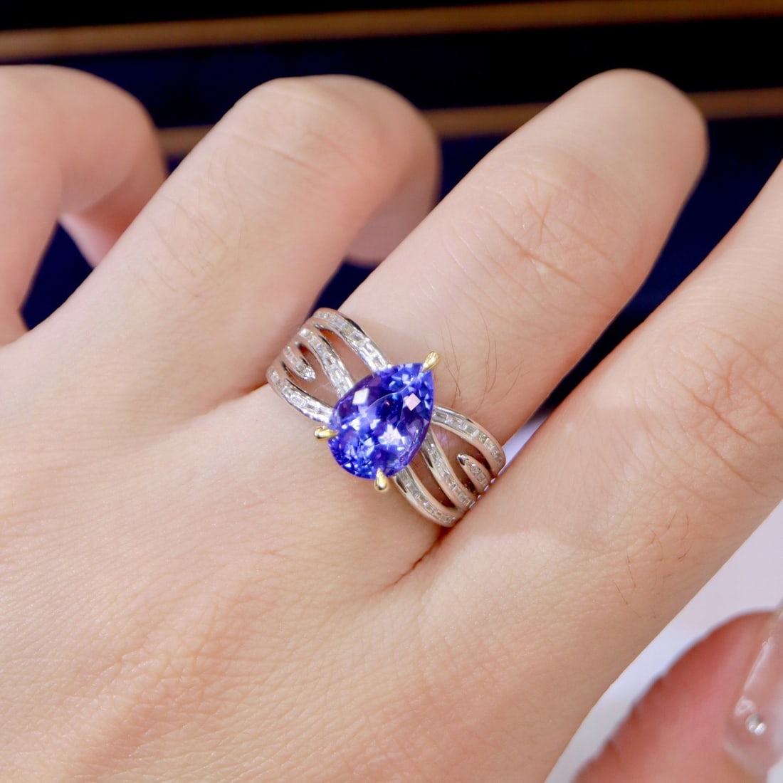 14K GOLD 3.03 CTW VIVID BLUE NATURAL TANZANITE & DIAMOND RING - 4
