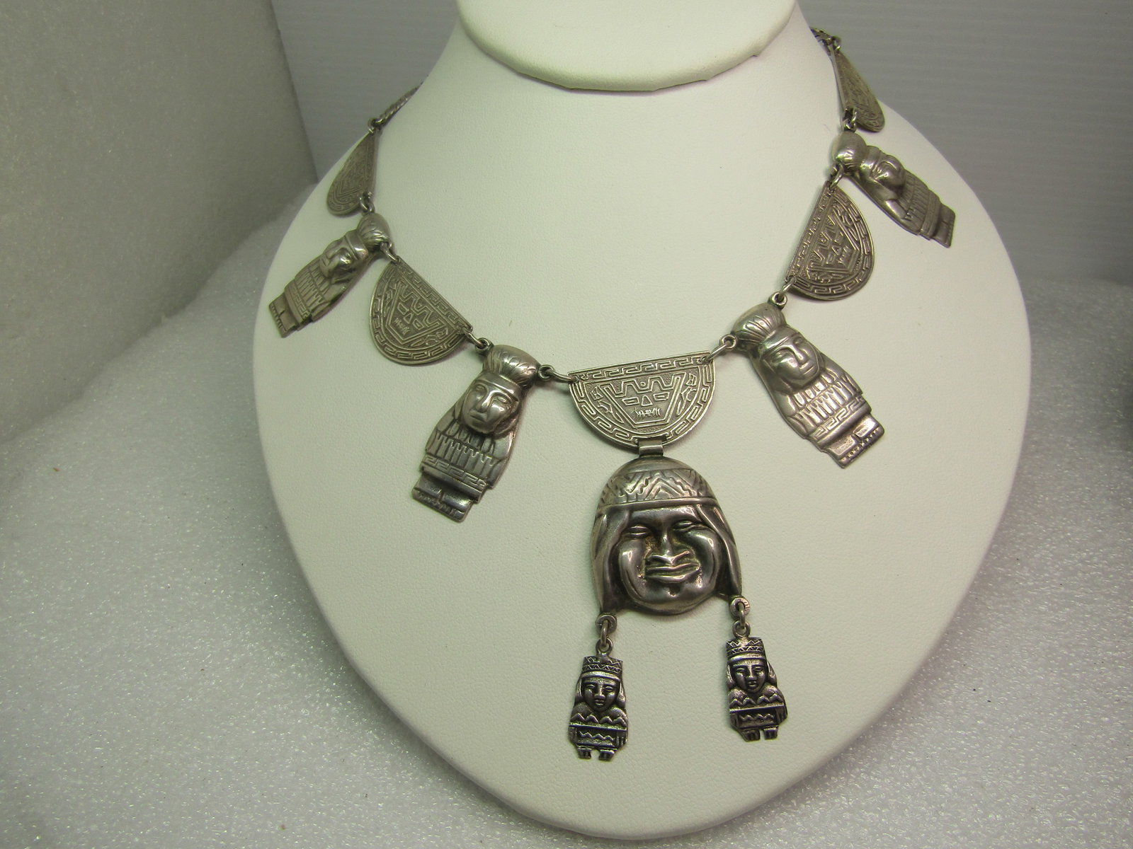 Vintage Sterling Peruvian Figural Necklace, 18", Signed ME, 1960's-1970's: Title:Vintage Sterling Peruvian Figural Necklace, 18", Signed ME, 1960's-1970's Description:Vintage Sterling Peruvian Figural Necklace, 18", Signed ME, 1960's-1970's is estimated era. This is a Peru