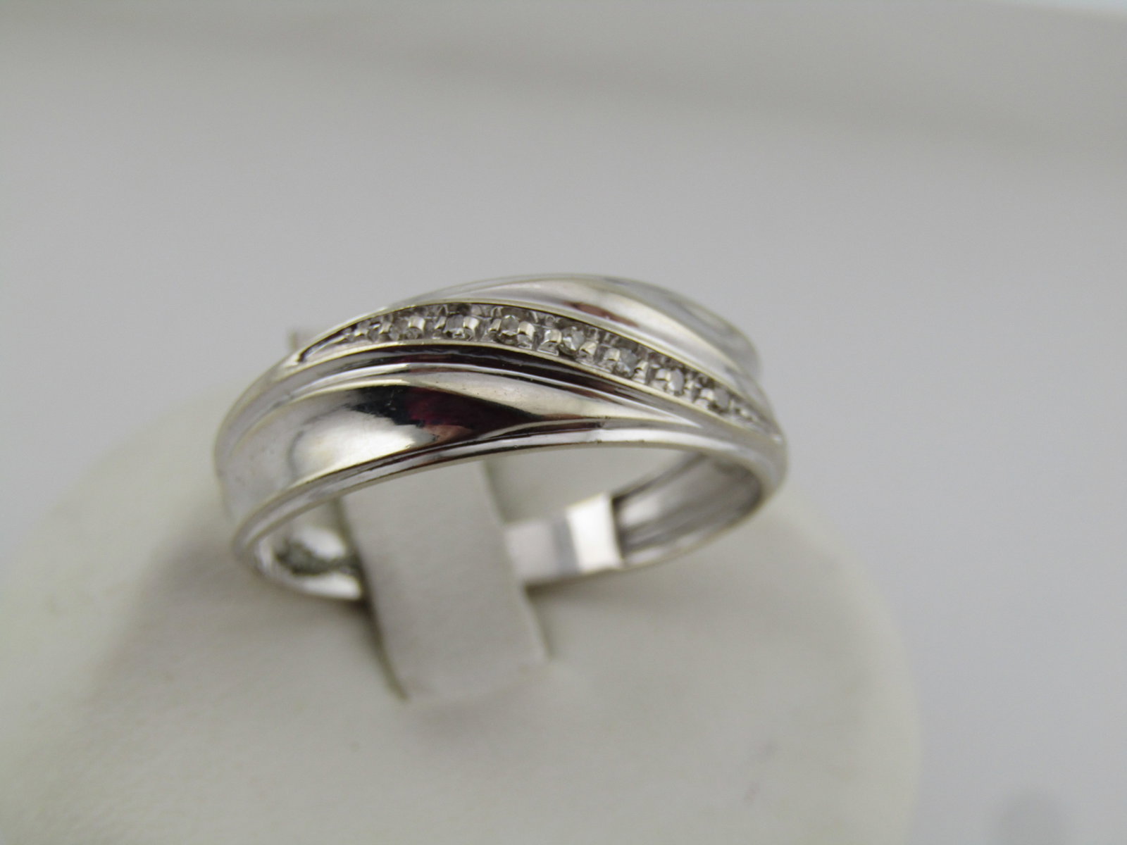 Vintage 14kt Wedding Band, White Gold, Men's Unisex, Size 10.5, Signed RM, 1990's: Title:Vintage 14kt Wedding Band, White Gold, Men's Unisex, Size 10.5, Signed RM, 1990's Description:Vintage 14kt Wedding Band, White Gold, Men's Unisex, Size 10.5, Signed RM or RCM - kind of any