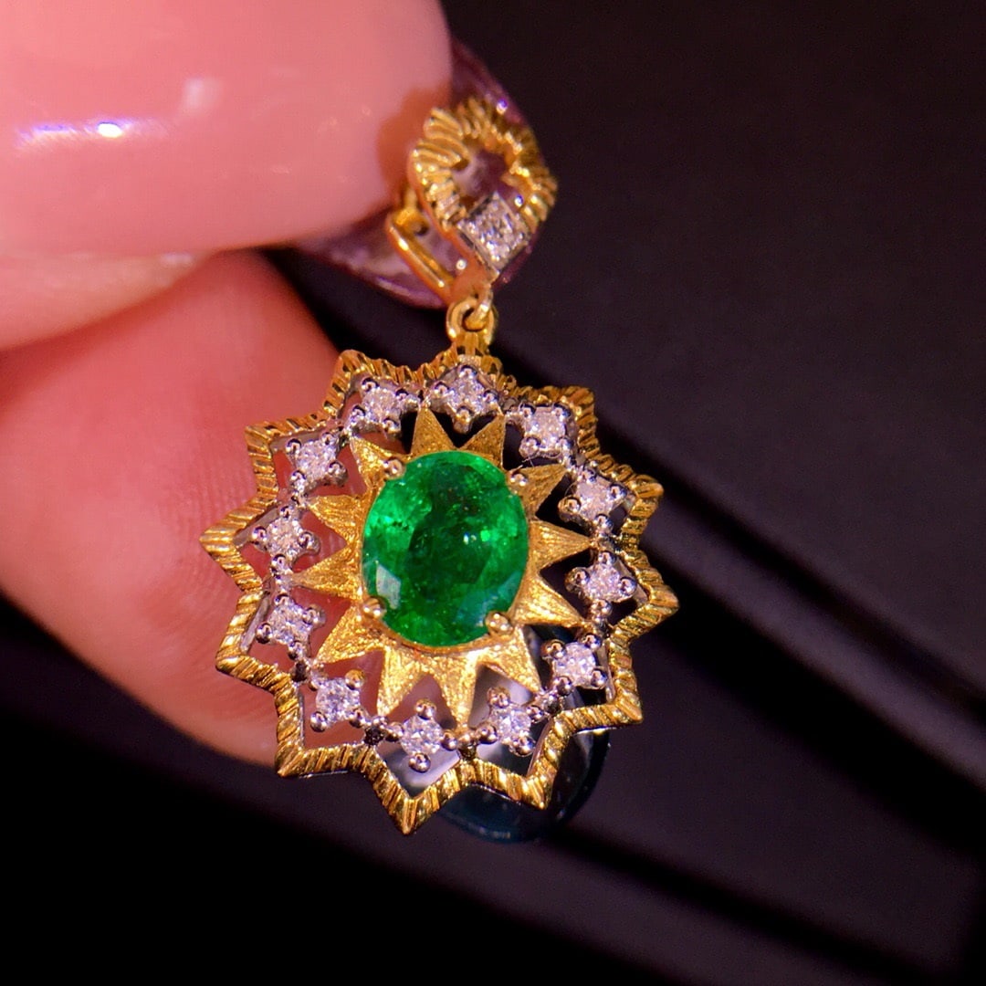 14K GOLD 0.8 CT VIVID GREEN NATURAL EMERALD & DIAMOND PENDANT: Title:14K GOLD 0.8 CT VIVID GREEN NATURAL EMERALD & DIAMOND PENDANT Description:Ref:230656487Gold Content:14K GoldMain Gemstone:EmeraldNumber of stones:1Shape:OvalCarat Weight:0.8ct Color:Vivid GreenT