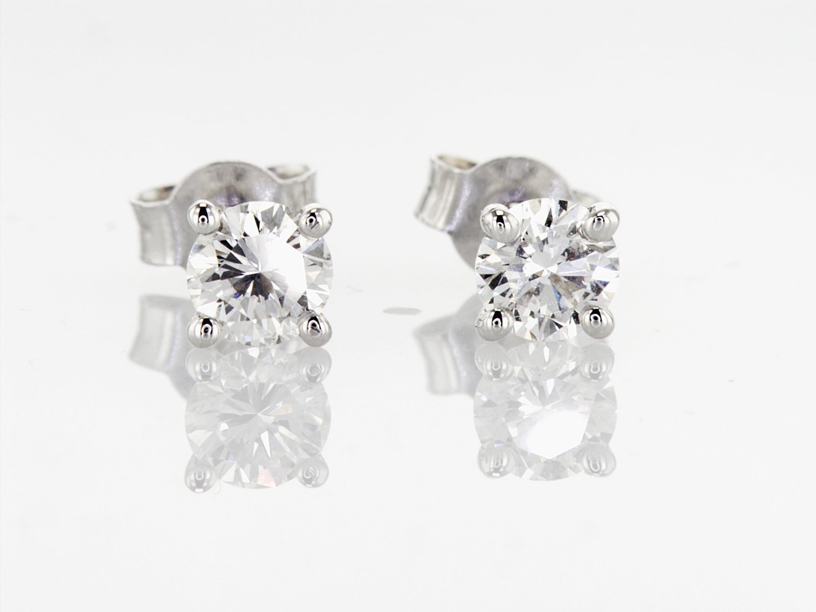 0.67cttw Natural Diamond Earrings 14K White Gold 1.04 gr: Title:0.67cttw Natural Diamond Earrings 14K White Gold 1.04 gr Description: Reserve: $1,780.00 Shipping: Domestic: Shipping rates are determined by destination International: Foreign shipping rates ar