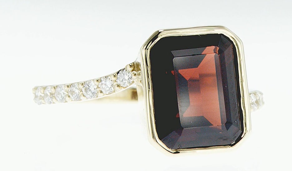 4.72cttw Natural Garnet & Natural Diamond Ring 14K Yellow Gold 4.20 gr - 5