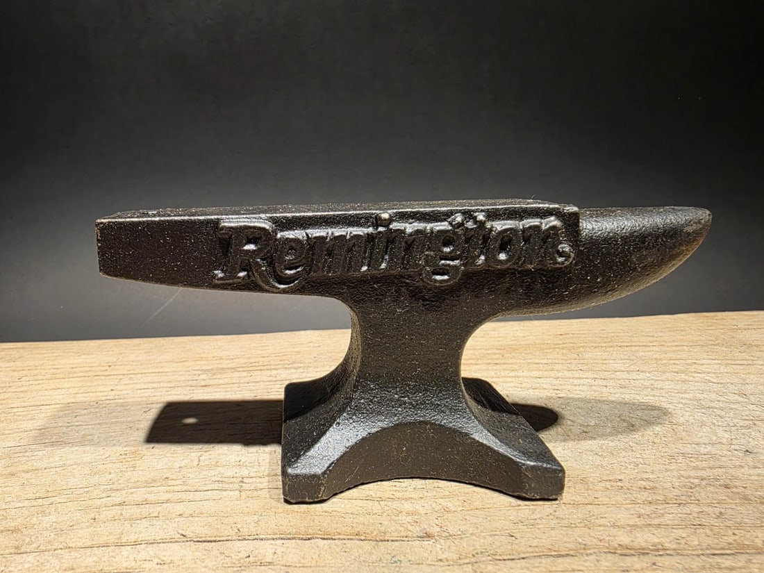 Vintage Cast Iron "Remington" Miniature Anvil: 4 3/4" long x 2 1/2" Tall x 1 3/4" Wide 1 lb. 5 oz. A wonderful reproduction cast iron collectible advertising Remington anvil. Advertising pieces like this many times were given to shops or used as