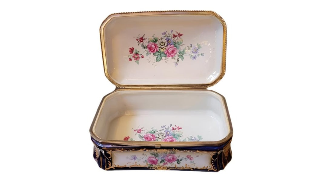 Antique French Sèvres Style Painted Porcelain Box - 3