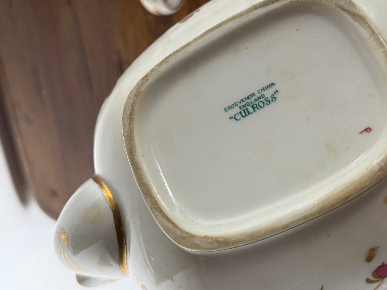 An English Grosvenor China "Culross" Part Dinner and Tea Service - 9
