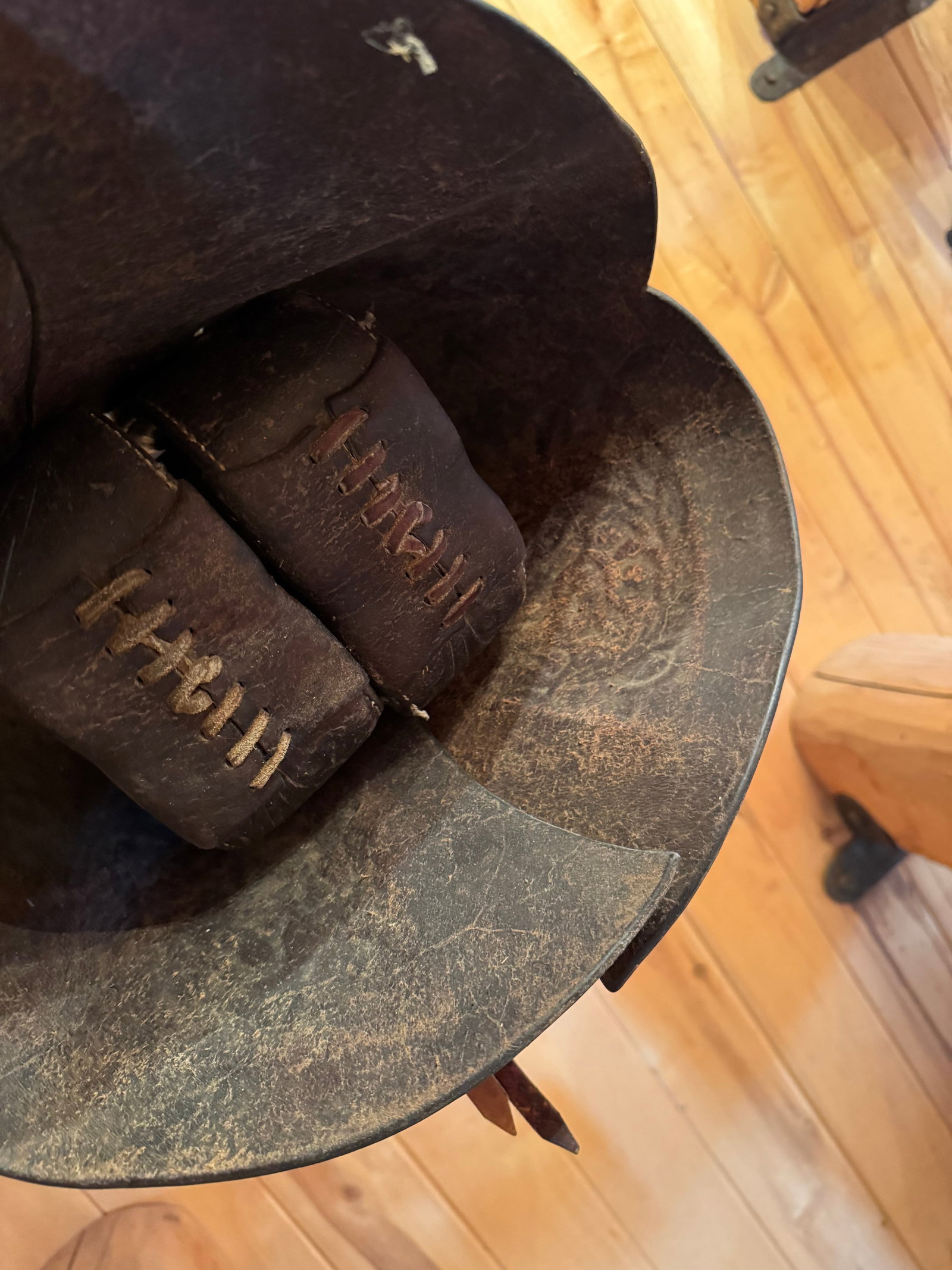 Hand-Tooled Leather Western Stirrup Covers - 3