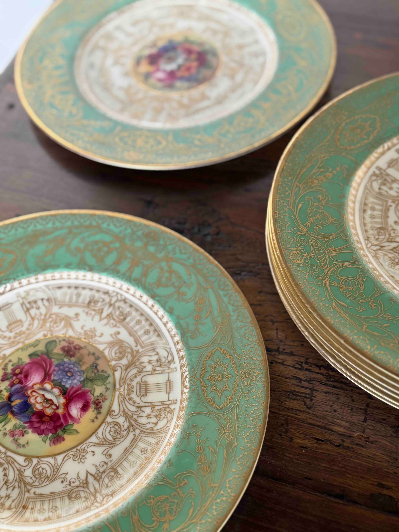 Set of Ten Royal Worchester Green and Gilt Porcelain Dinner Plates by Ridgway, Sparks, & Ridgway - 2