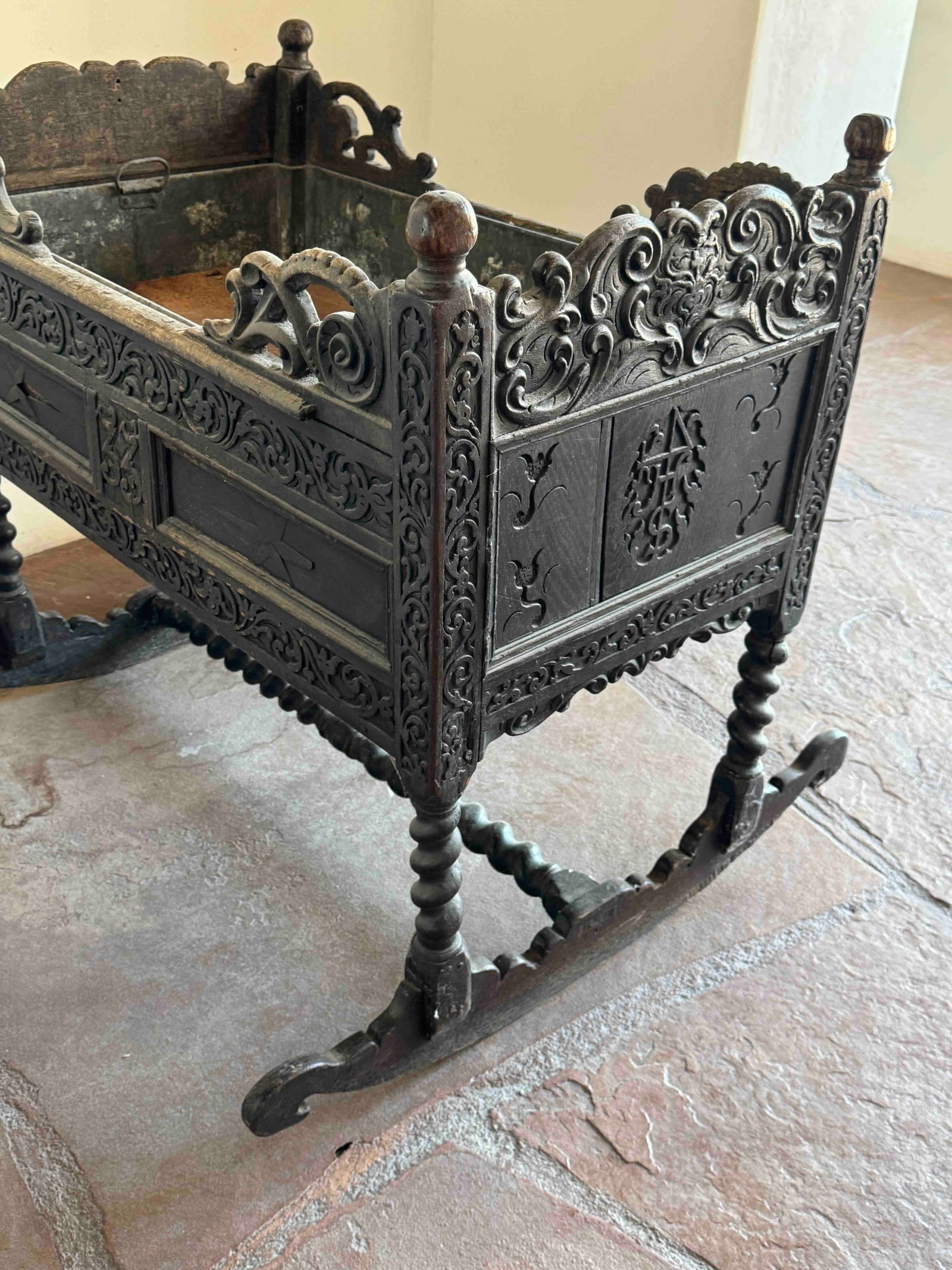 Carved Continental Baroque Style Cradle, Likely 17th or 18th Century - 5