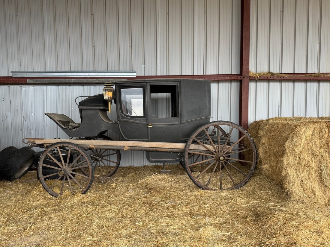 Late 19th / Early 20th century Charles Porter Kimball Town Coach Carriage: C.P. Kimball & Company was a premier 19th-century American carriage manufacturer founded by Charles Porter Kimball in Chicago in 1877, known for high-quality, luxury vehicles. They produced diverse ca