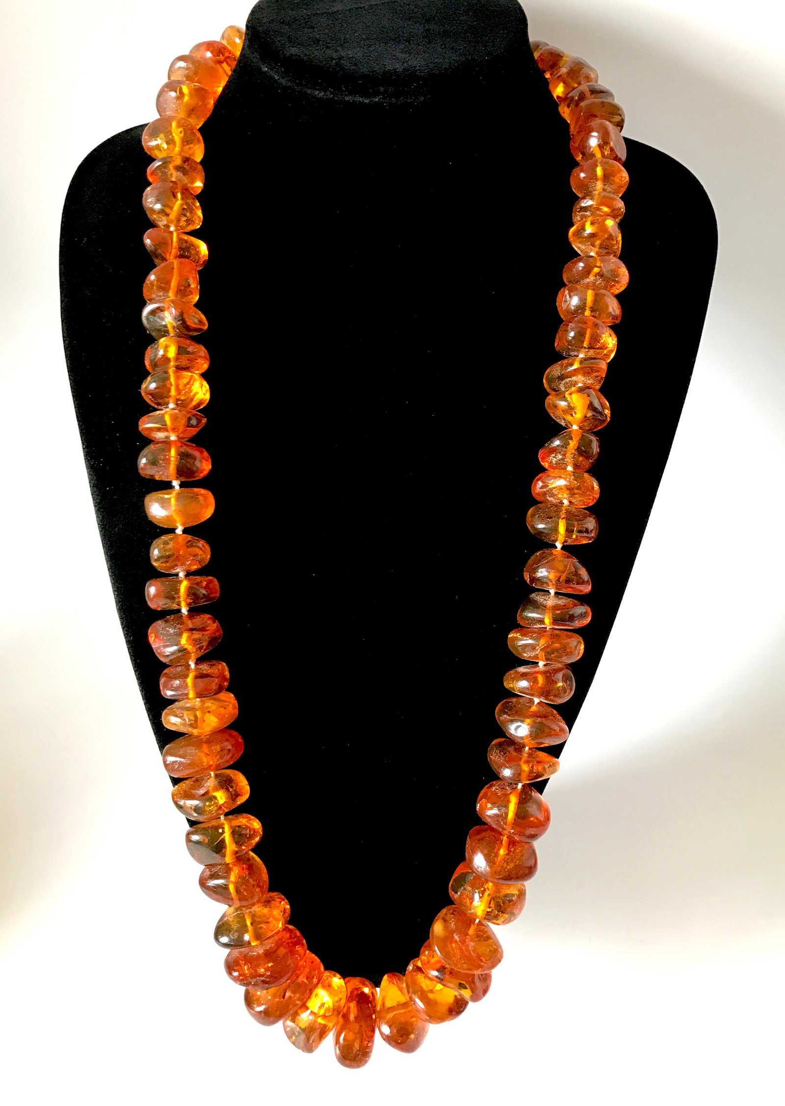 Exclusive antique certif. Amber necklace 208 gr: Title:Exclusive antique certif. Amber necklace 208 gr Metal:None Gemstone:Amber Weight:208.0 g Size:Bead size: 15.0 to 27.0 mm Bead size: 0.591 to 1.063 inches Made of:(Reconstituted Amber or Whole