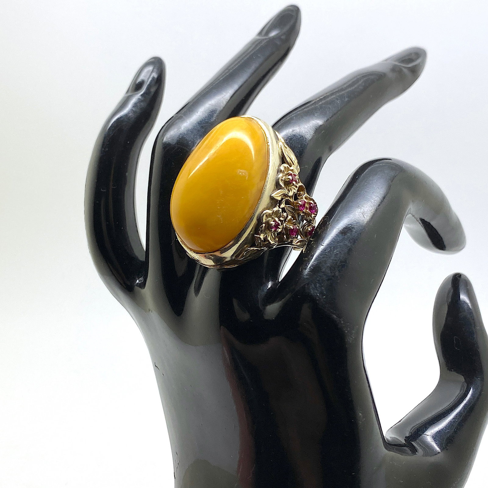 Unique and Beautiful Amber Ring with Garnets: Title:Unique and Beautiful Amber Ring with Garnets Metal:925 Silver-Gold Plated Gemstone:Amber Weight:13.0 g Size:Inner diameter: AdjustableSize: 32.0 x 23.0 x 35.0 mm Size: 1.26 x 0.906 x 1.378 inche