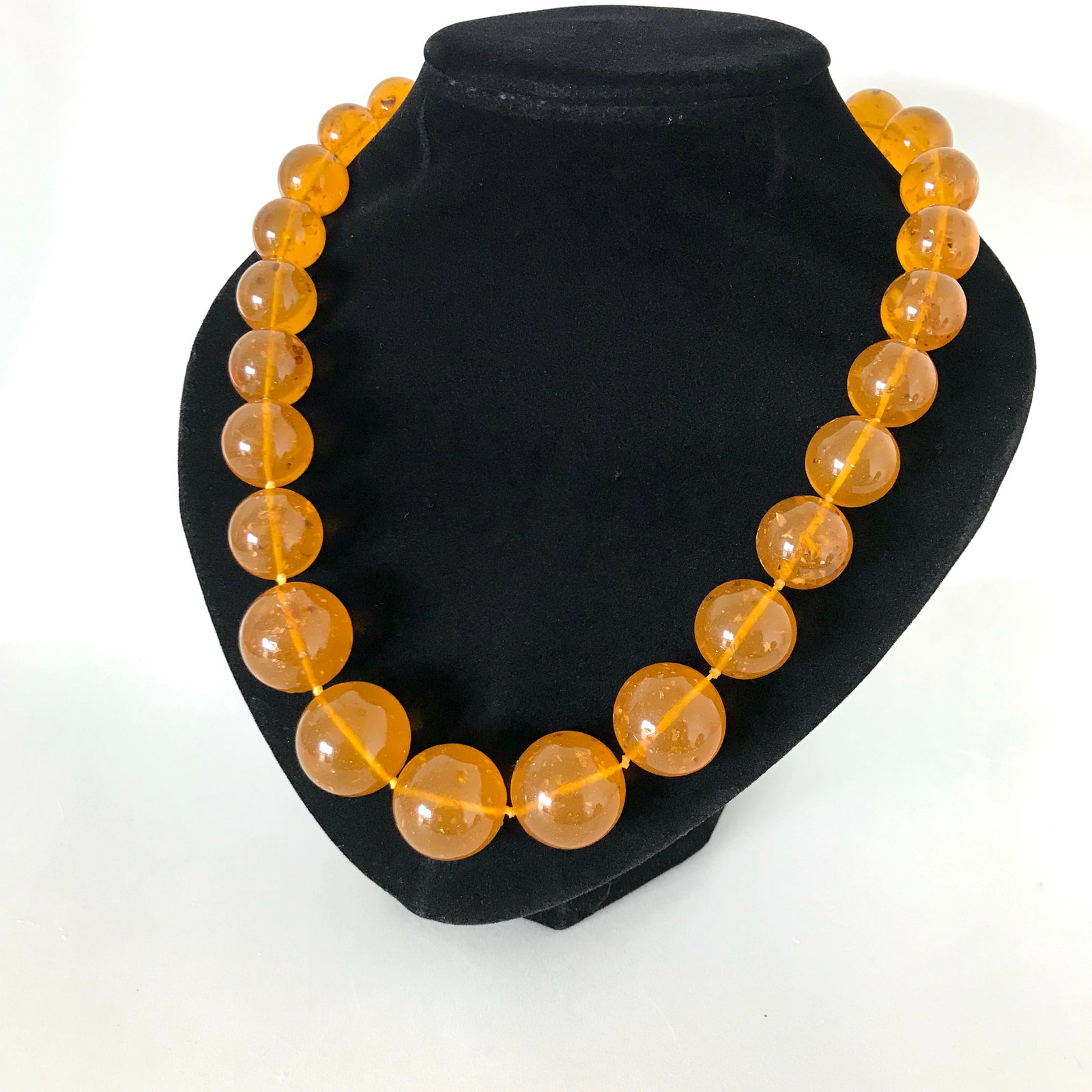Marvellous Vintage Amber Necklace made from Round Amber beads: Title:Marvellous Vintage Amber Necklace made from Round Amber beads Metal:None Gemstone:Amber Weight:103.7 g Size:Bead size: 17.0 to 21.0 mm Bead size: 0.669 to 0.827 inches Made of:(Reconstituted