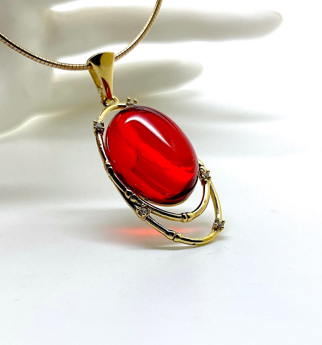 Remarkable Amber Pendant, shaped like an Ornament: Title:Remarkable Amber Pendant, shaped like an Ornament Metal:925 Silver-Gold Plated Gemstone:Amber Weight:4.35 g Size:Size: 42.0 x 18.0 x 7.0 mm Size: 1.654 x 0.709 x 0.276 inches Made