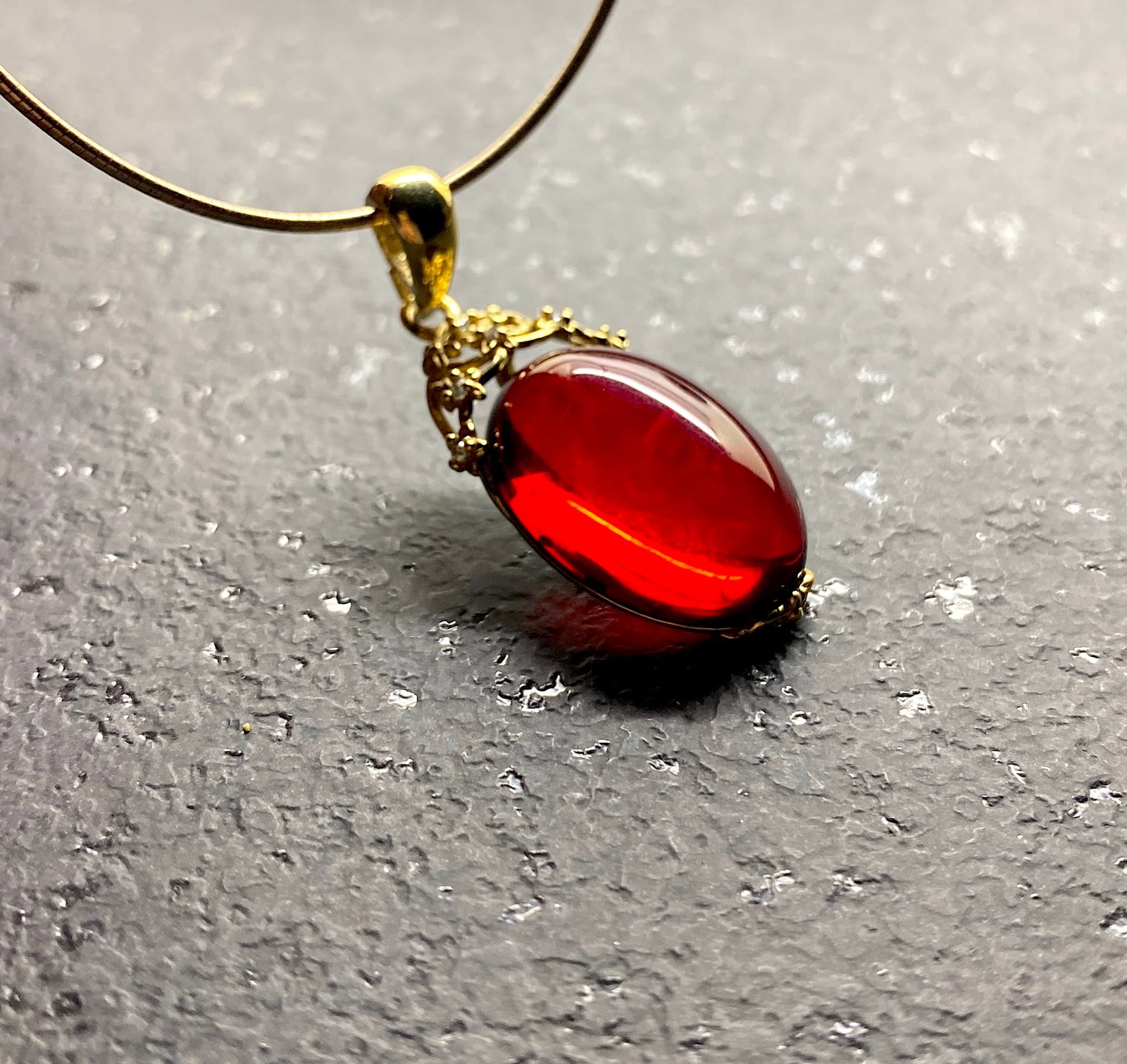 Remarkable Amber Pendant, shaped like a Drop - 3
