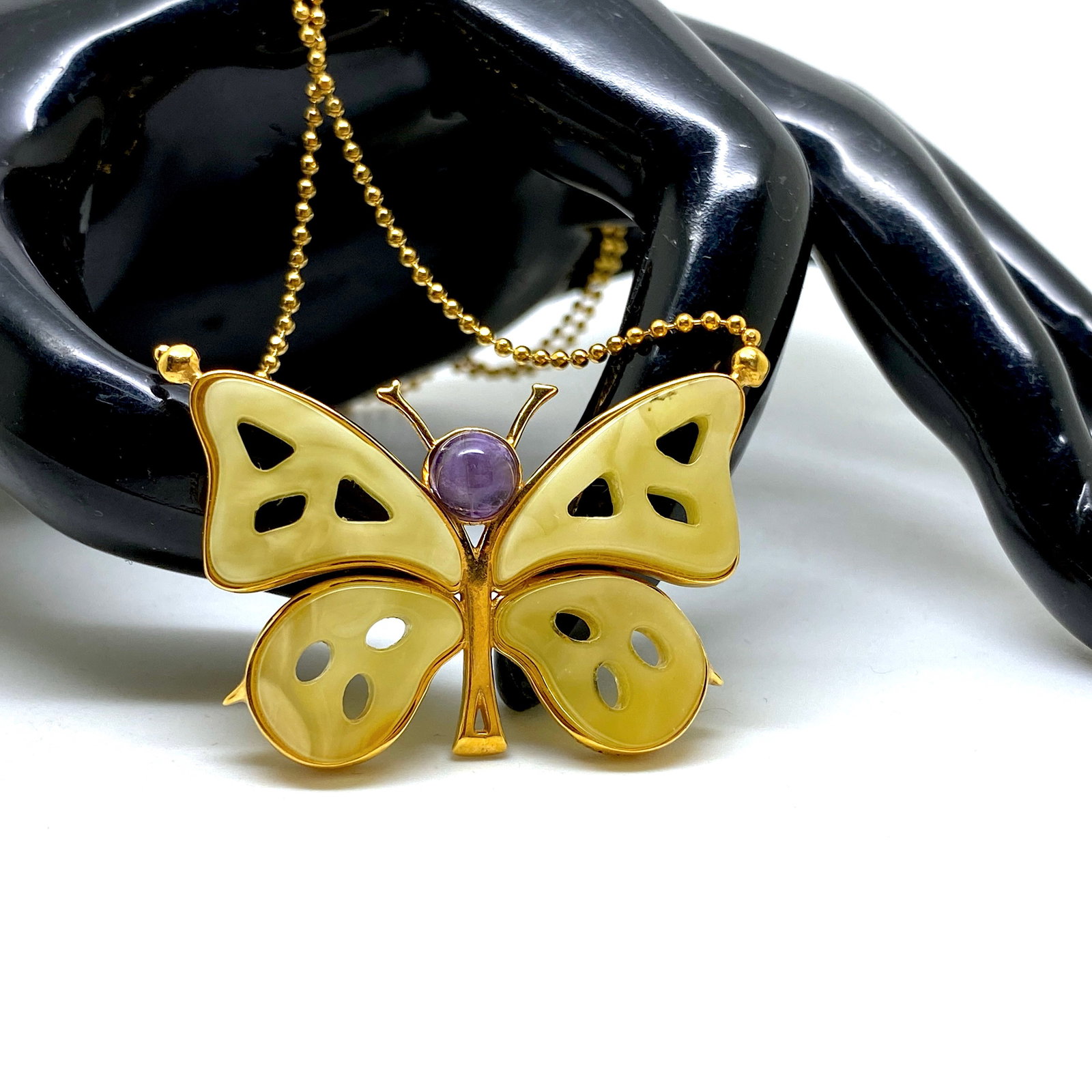 Extraordinary Amber Pendant with chain, shaped like a butterfly: Title:Extraordinary Amber Pendant with chain, shaped like a butterfly Metal:Sterling Silver Gemstone:Amber Weight:10.5 g Size:Size: 540.0 x 30.0 x 5.0 mm Made of:(Reconstituted Amber or Whole
