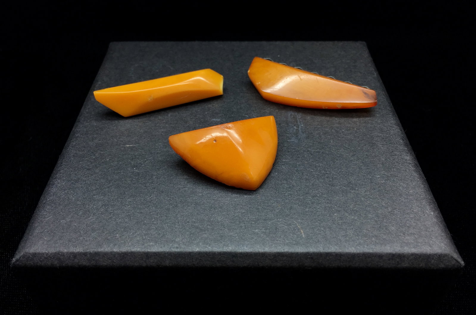 Antique Baltic amber brooch set x3 old butterscotch color: Title:Antique Baltic amber brooch set x3 old butterscotch color Metal:None Gemstone:Amber Weight:14.9 g Size:please refer to the picture measurements Made of:(Reconstituted Amber or Whole