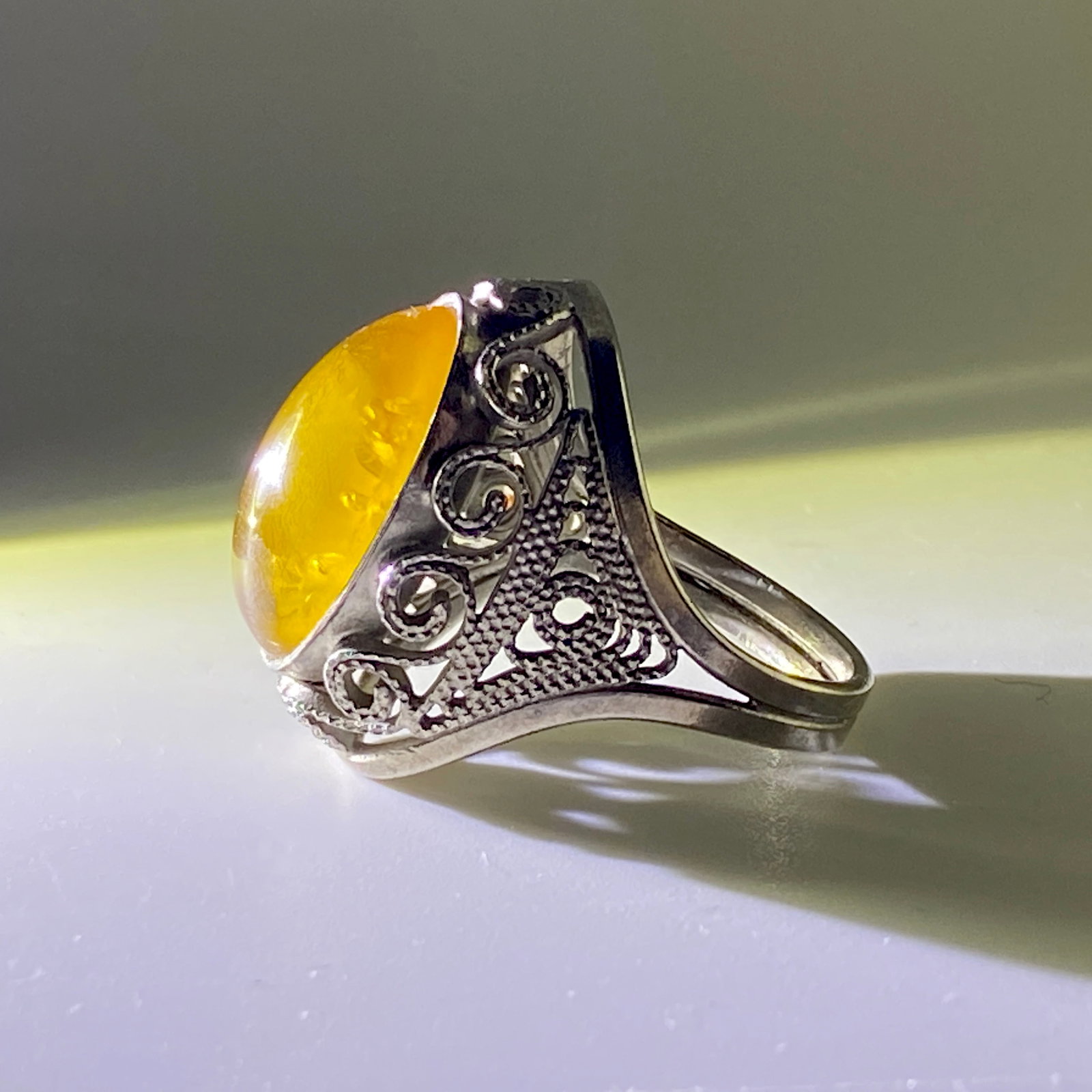 Marvellous Vintage Amber Ring - 7