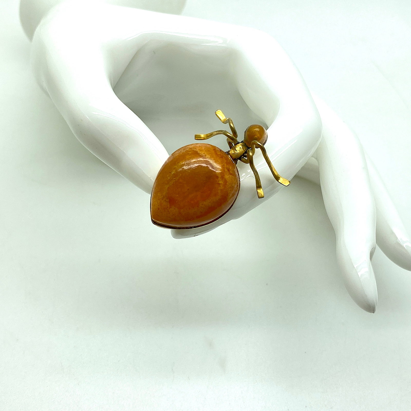 Alluring Vintage Amber Brooch: Title:Alluring Vintage Amber Brooch Metal:Metal Gemstone:Amber Weight:5.5 g Size:Size: 25.5 x 35.5 x 16.0 mm Size: 1.004 x 1.398 x 0.63 inches Made of:(Reconstituted Amber or Whole