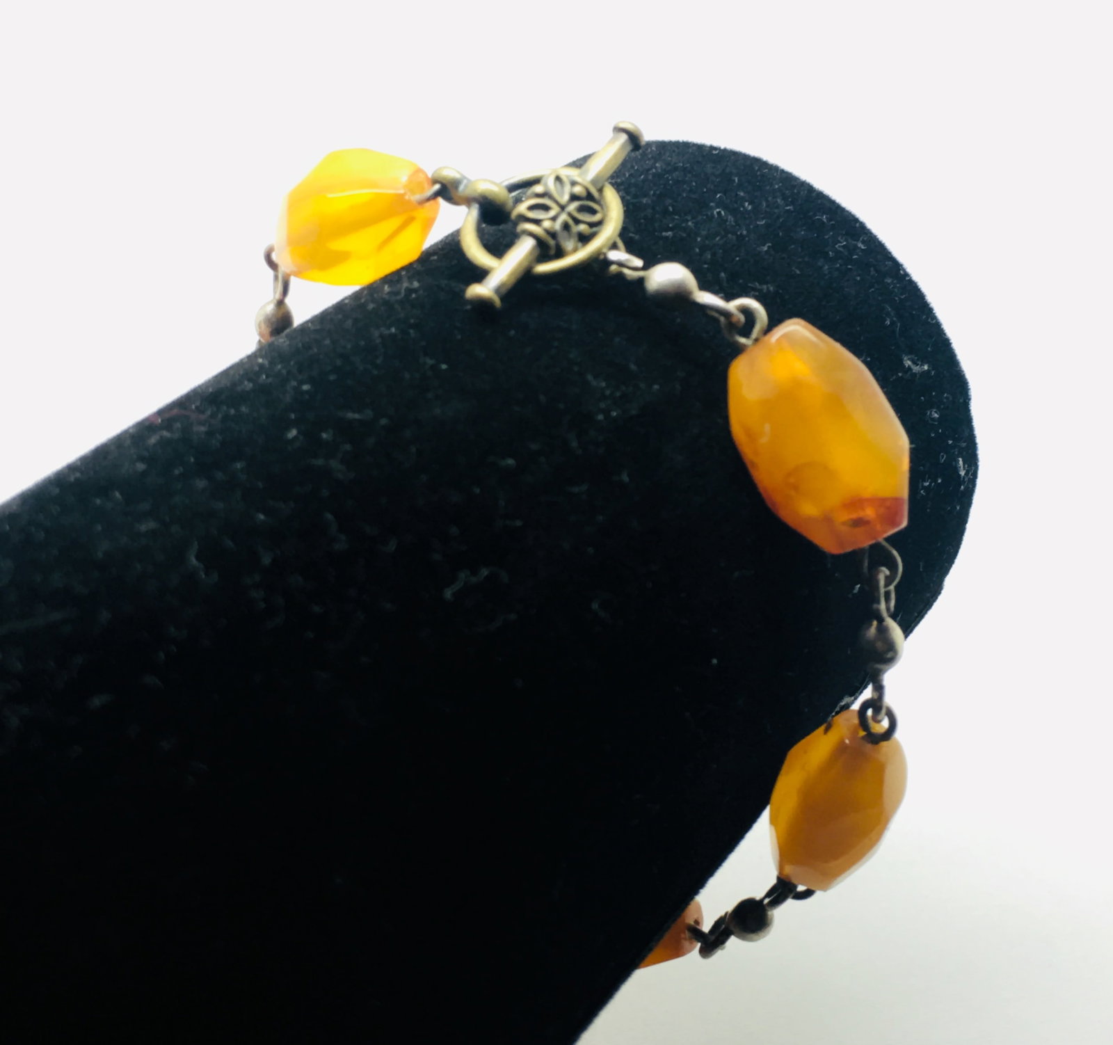 Amazing Vintage Amber Bracelet made from Hand Carved Amber beads: Title:Amazing Vintage Amber Bracelet made from Hand Carved Amber beads Metal:Brass Gemstone:Amber Weight:9.2 g Size:Bead size: 14.21 x 9.44 mm Bead size: 0.559 x 0.372 inches Made of:(Reconstituted