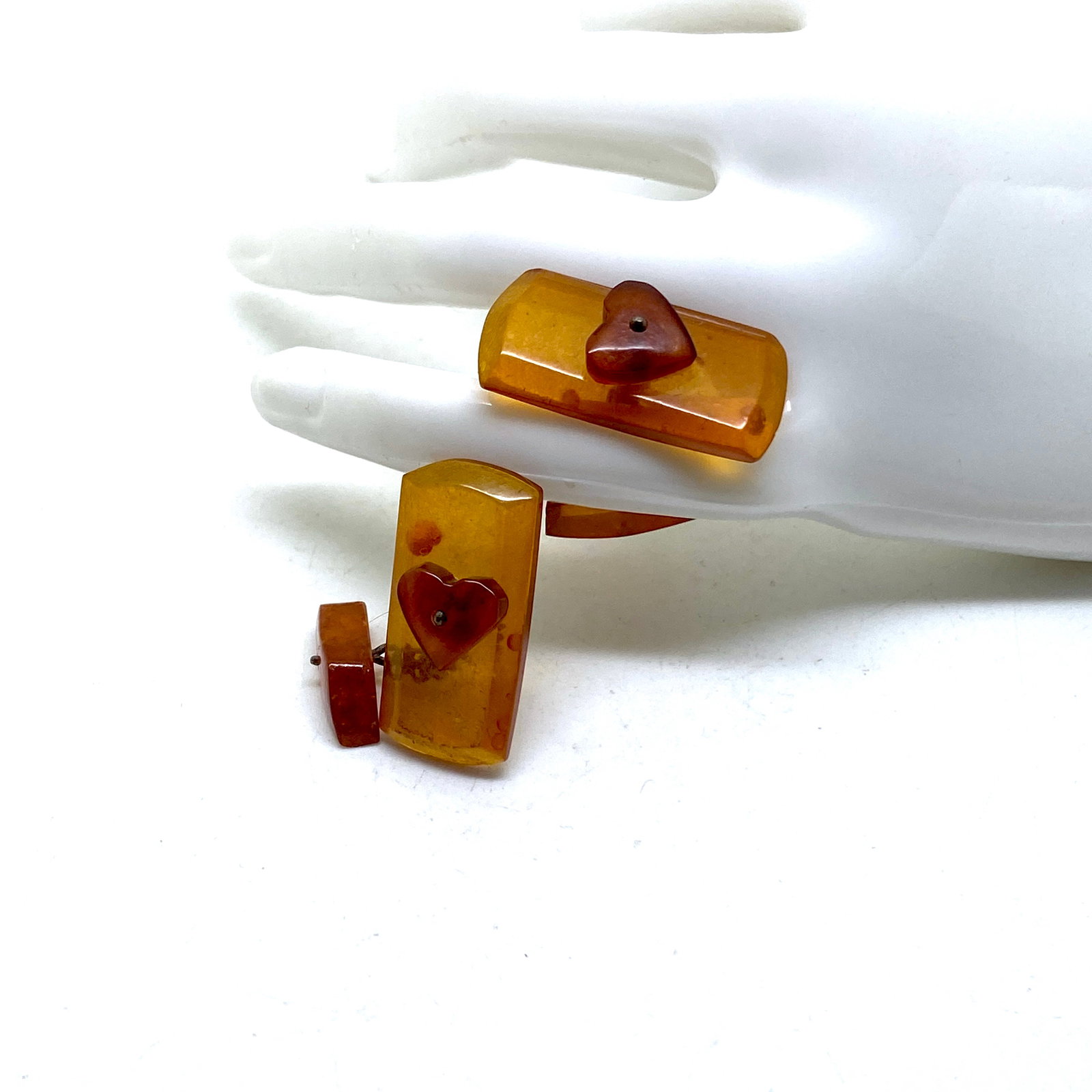 Grand Vintage Amber Cufflinks: Title:Grand Vintage Amber Cufflinks Metal:None Gemstone:Amber Weight:4.25 g Size:Size: 27.0 x 13.0 x 28.0 mm Size: 1.063 x 0.512 x 1.102 inches Made of:(Reconstituted Amber or Whole Stone):Whole