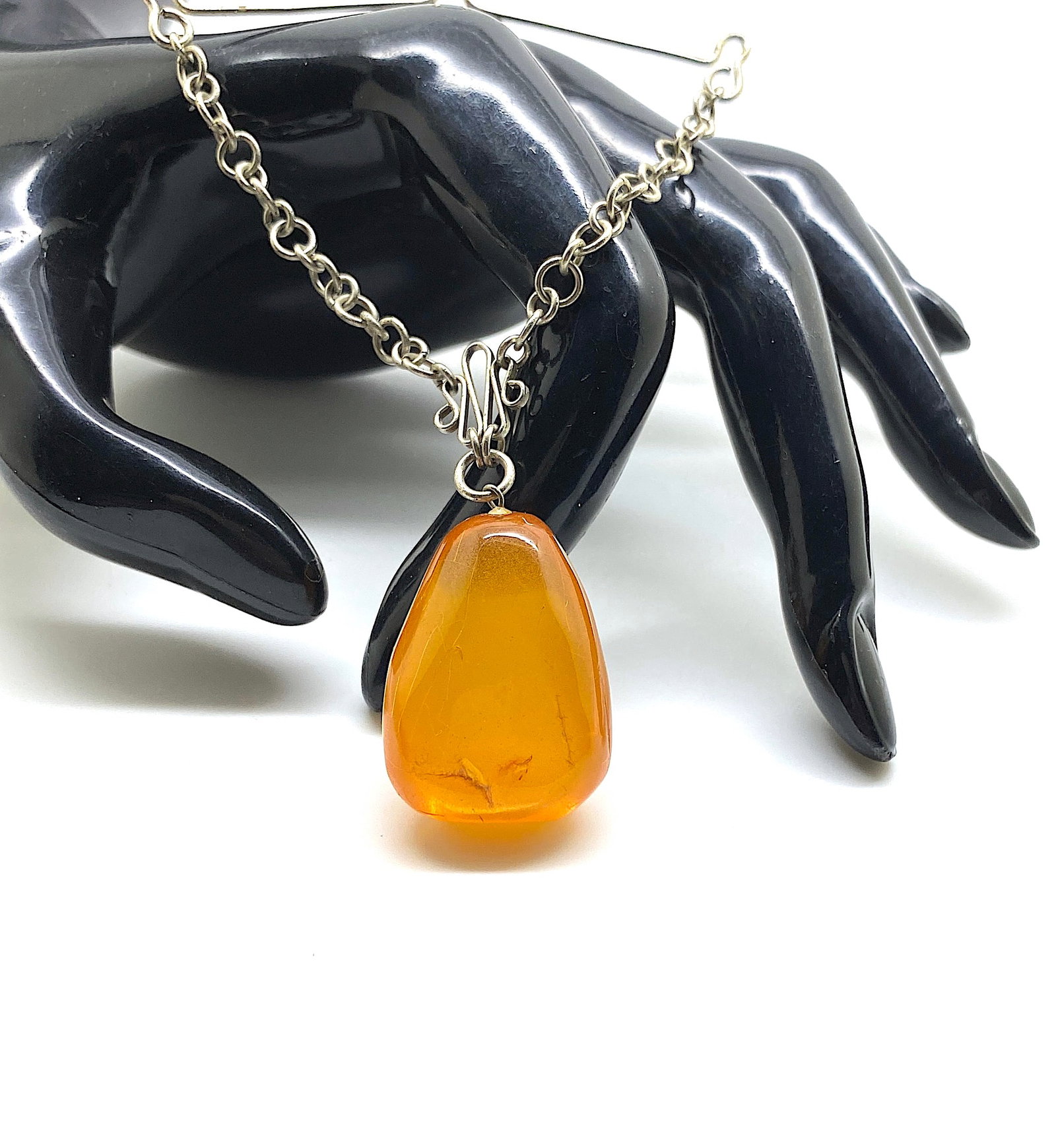 Beautiful Amber Brooch: Title:Beautiful Amber Brooch Metal:Metal Gemstone:Amber Weight:7.4 g Size:Size: 34.0 x 14.0 x 21.0 mm Size: 1.339 x 0.551 x 0.827 inches Made of:(Reconstituted Amber or Whole Stone):Whole Stone