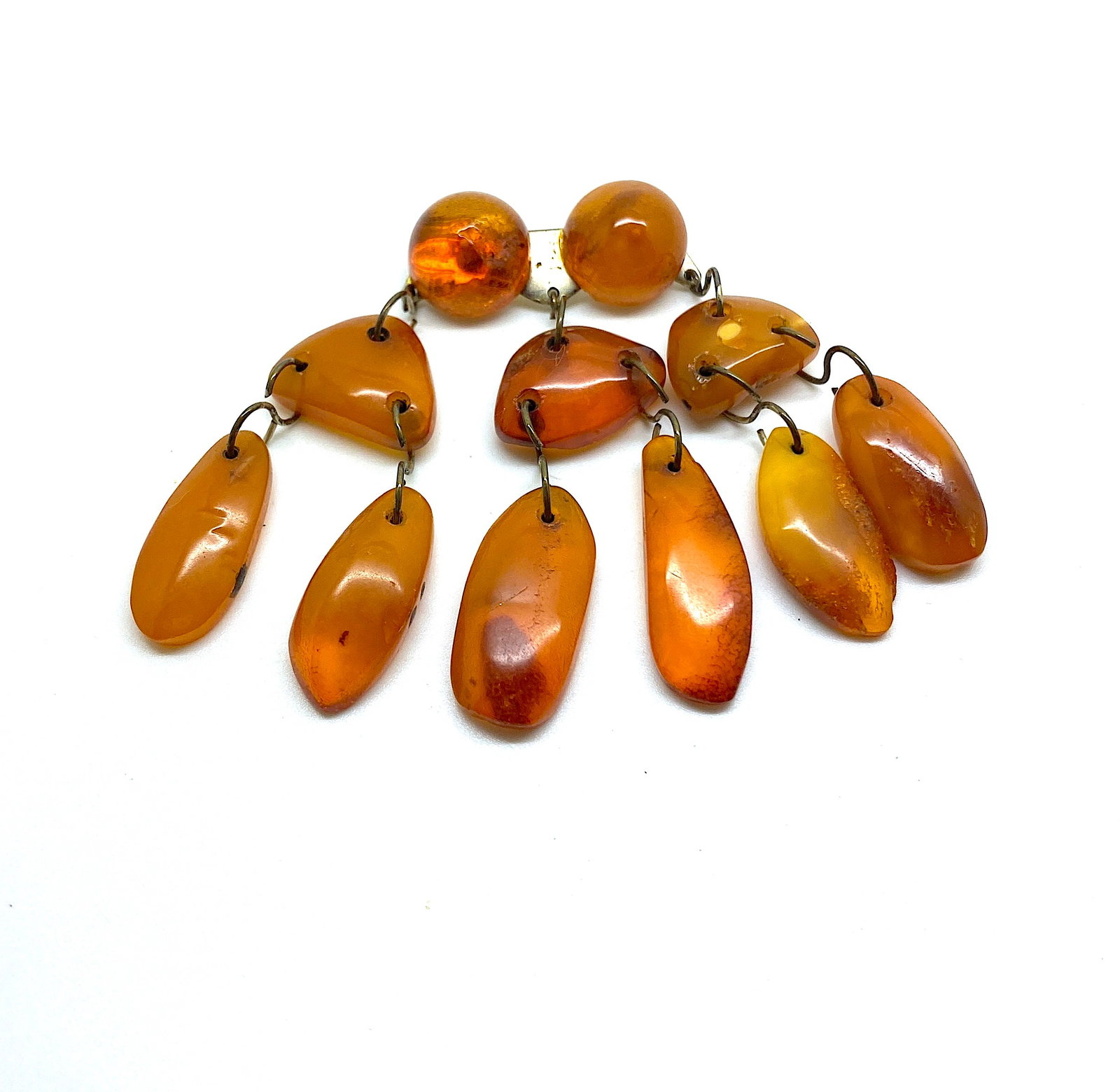 Fascinating Vintage Amber Brooch: Title:Fascinating Vintage Amber Brooch Metal:Metal Gemstone:Amber Weight:16.2 g Size:Size: 70.0 x 65.0 x 10.0 mm Size: 2.756 x 2.559 x 0.394 inches Made of:(Reconstituted Amber or Whole Stone):Whole