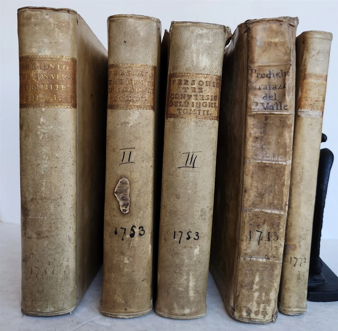 1713-1772 18th CENTURY BINDINGS - LOT of 5 VELLUM BOUND BOOKS antique: THE BOOK OF COMMON PRAYER, and Administration of the Sacraments..., together with the Psalter or Psalms of David... Oxford; 1753 Original leather binding decorated in gilt. Spine with raised bands. Ed