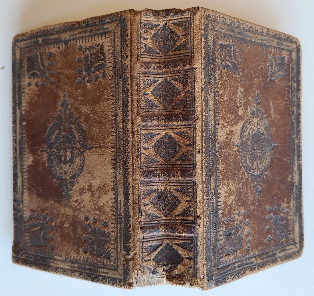 1735 MAGISTERIUM DIVINAE SAPIENTIAE by JOANNE BAPTISTA HOFFER antique: Praktische Franzosische Grammatik Lutzemburg ; 1817 Size 5 by 8" Half leather, red edges 623 pages Some wear of binding, good interior condition, some toning Text in German Please see my other auction