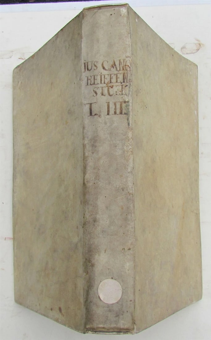 1760 VELLUM BINDING FOLIO JUS CANONICUM UNIVERSUM ANACLETO REIFFENSTUEL ANTIQUE: Jacobi Pignatelli ... Novissimae Consultationes Canonicae: Praecipuas Controversias Quae Ad Fidem Eiusque Regulam Spectant Printed in Venice in 1723 Some toning. Foxing. Otherwise very good condition.
