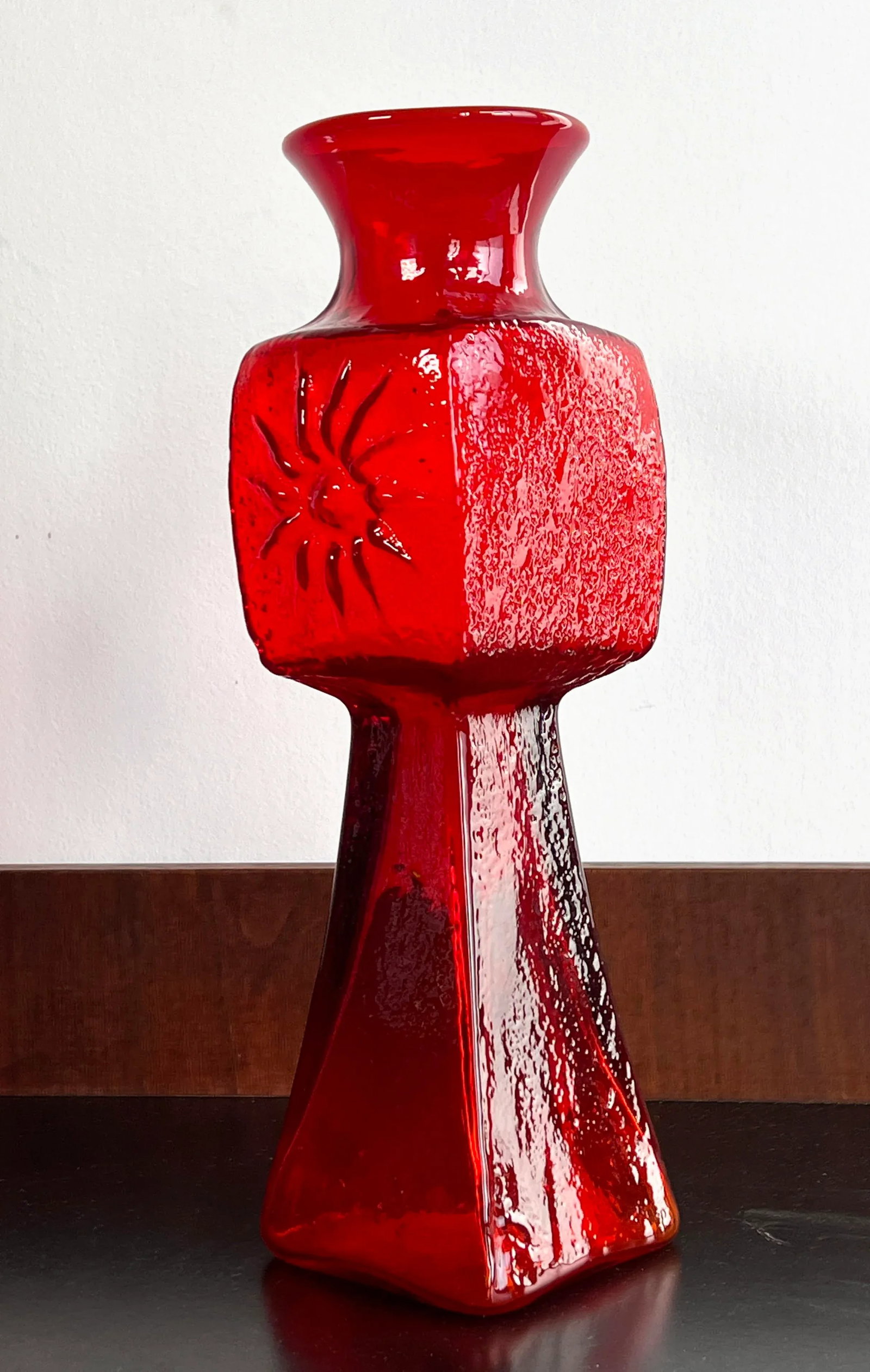Vintage Mid Century Modern Indiana Handcraft Red Glass Sunburst Vase - 4