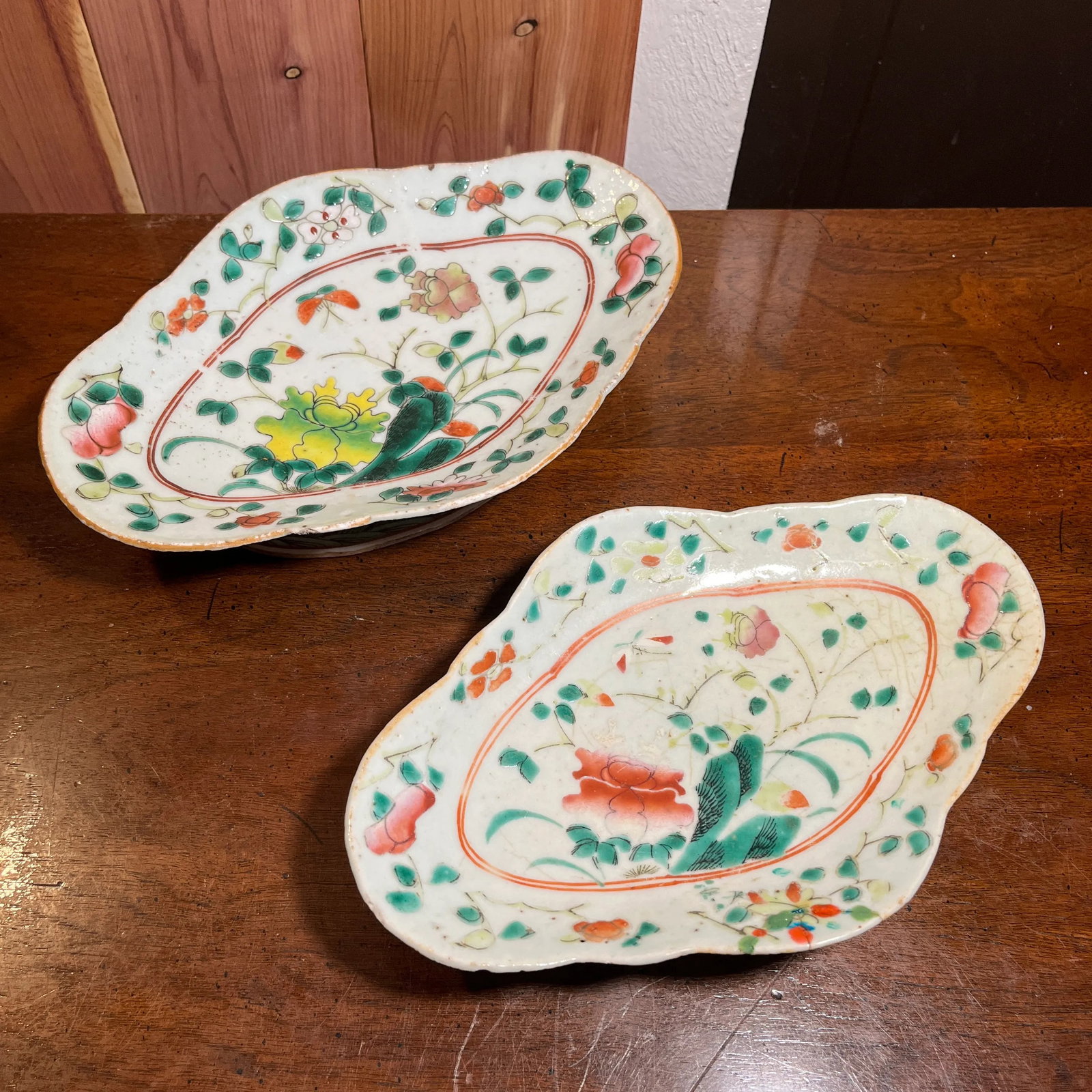 Set of 2 Chinese Famille Rose Lobed Pedestal Plates, Late 19th Century - 10