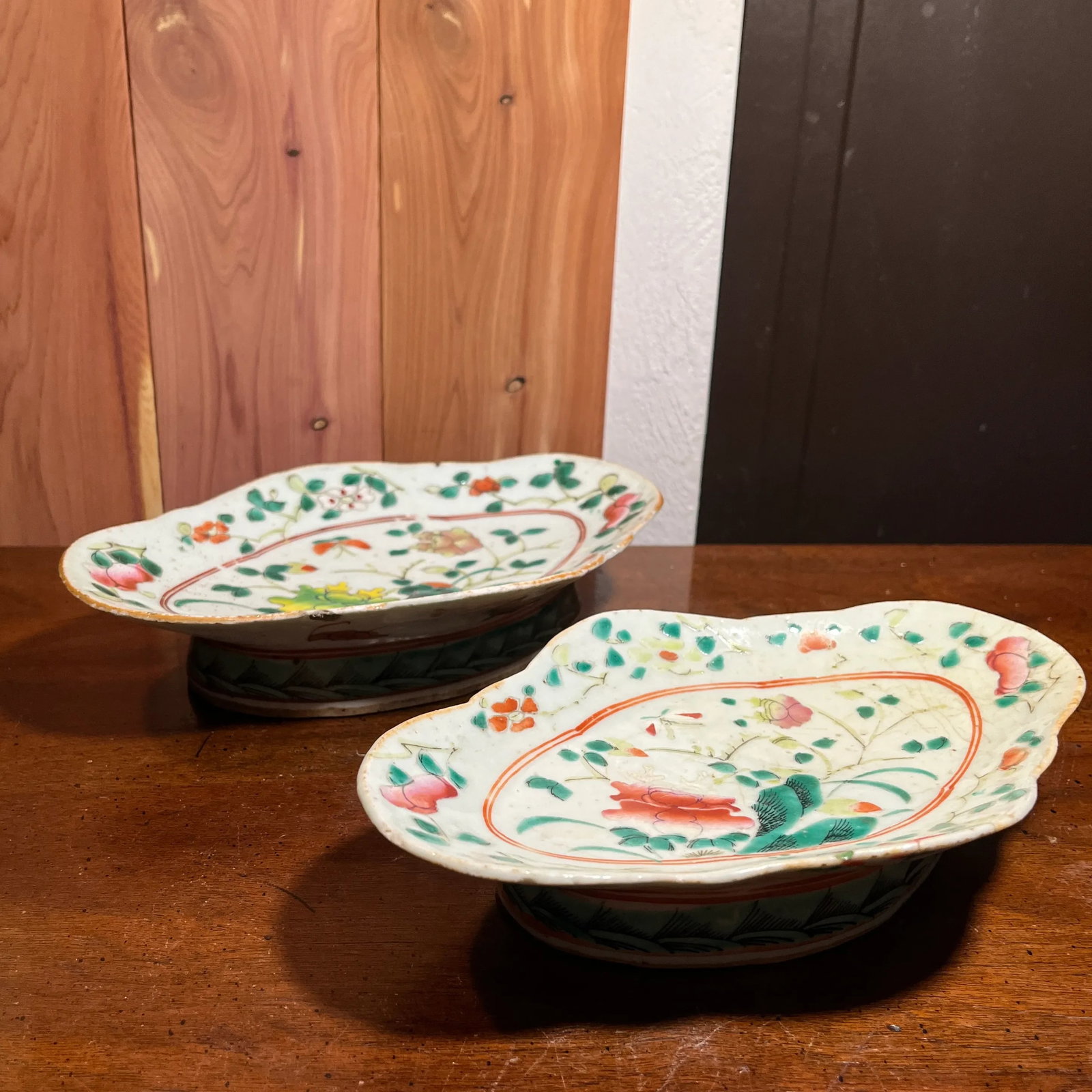 Set of 2 Chinese Famille Rose Lobed Pedestal Plates, Late 19th Century - 11