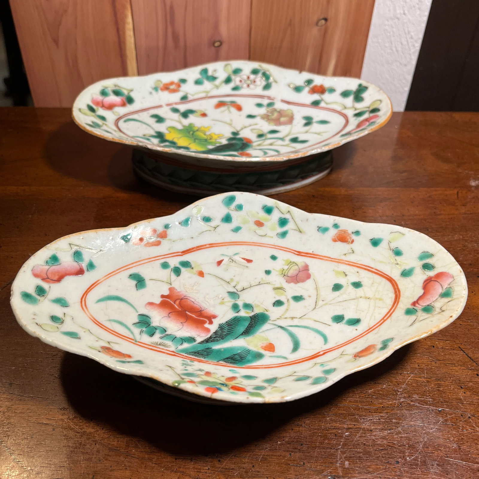 Set of 2 Chinese Famille Rose Lobed Pedestal Plates, Late 19th Century - 2