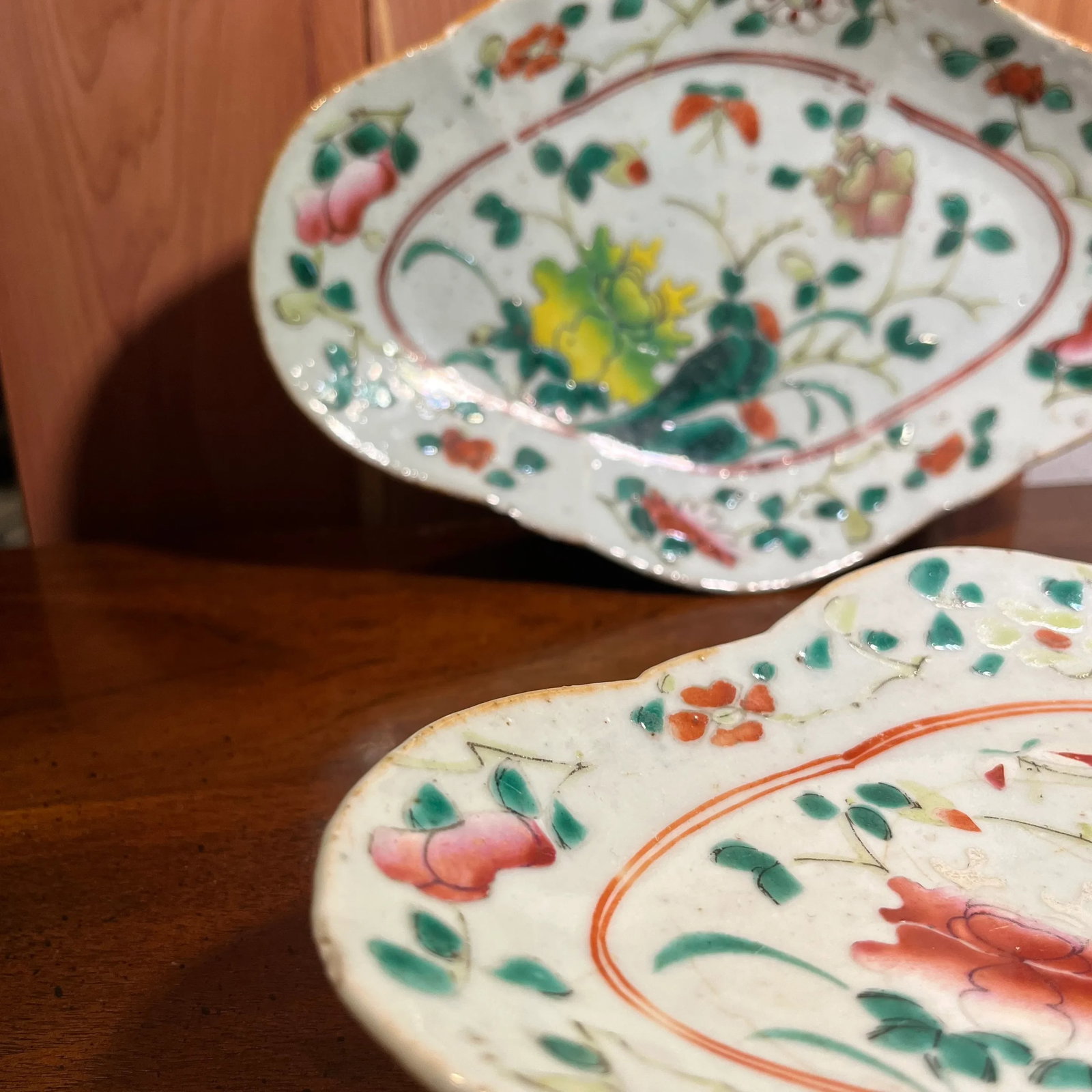 Set of 2 Chinese Famille Rose Lobed Pedestal Plates, Late 19th Century - 3