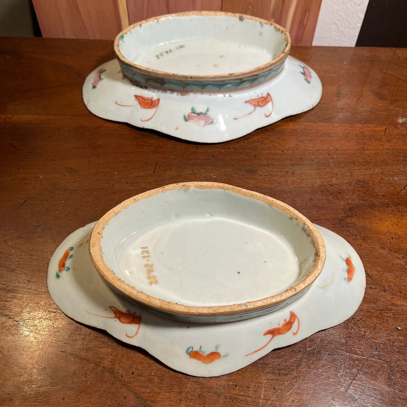 Set of 2 Chinese Famille Rose Lobed Pedestal Plates, Late 19th Century - 4