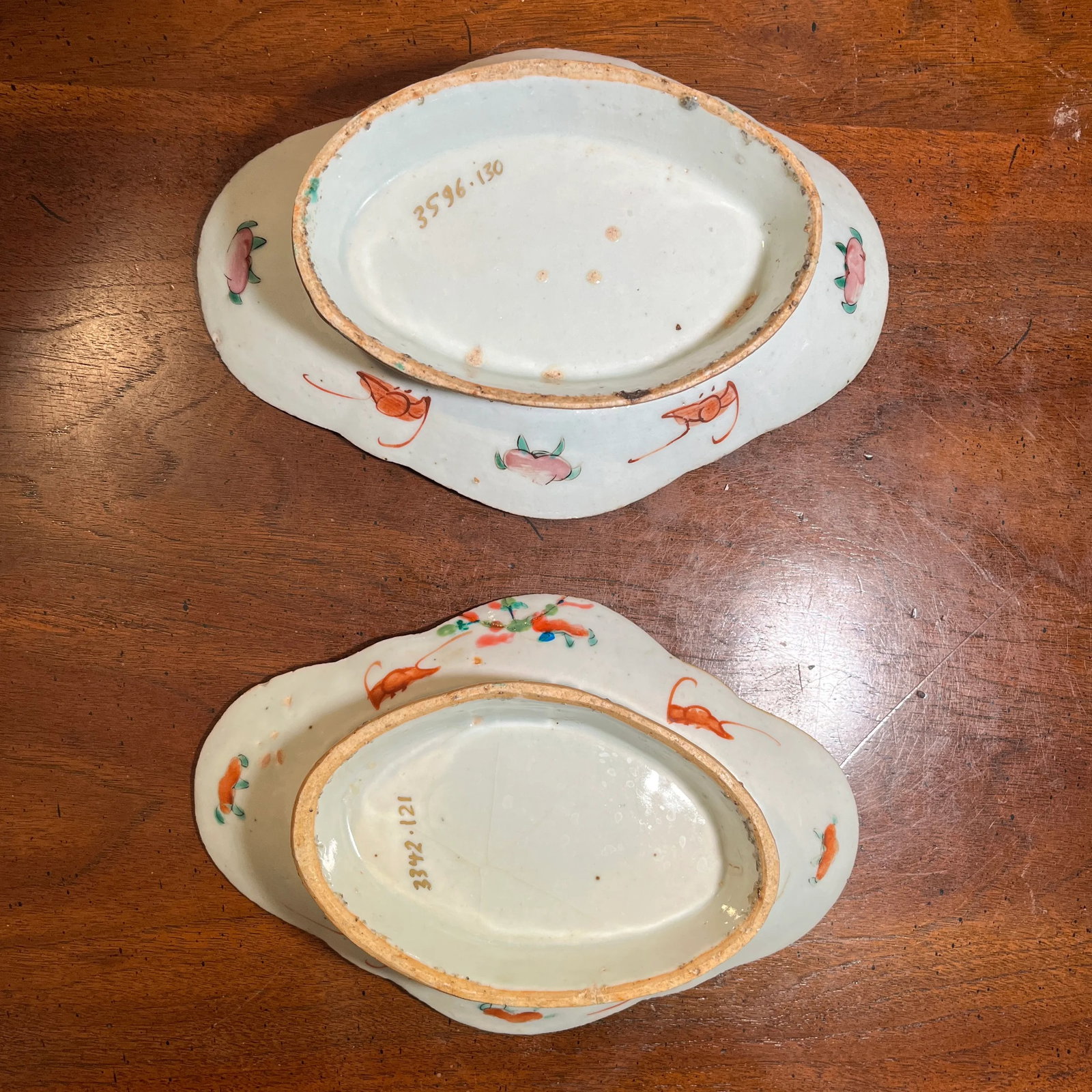 Set of 2 Chinese Famille Rose Lobed Pedestal Plates, Late 19th Century - 5