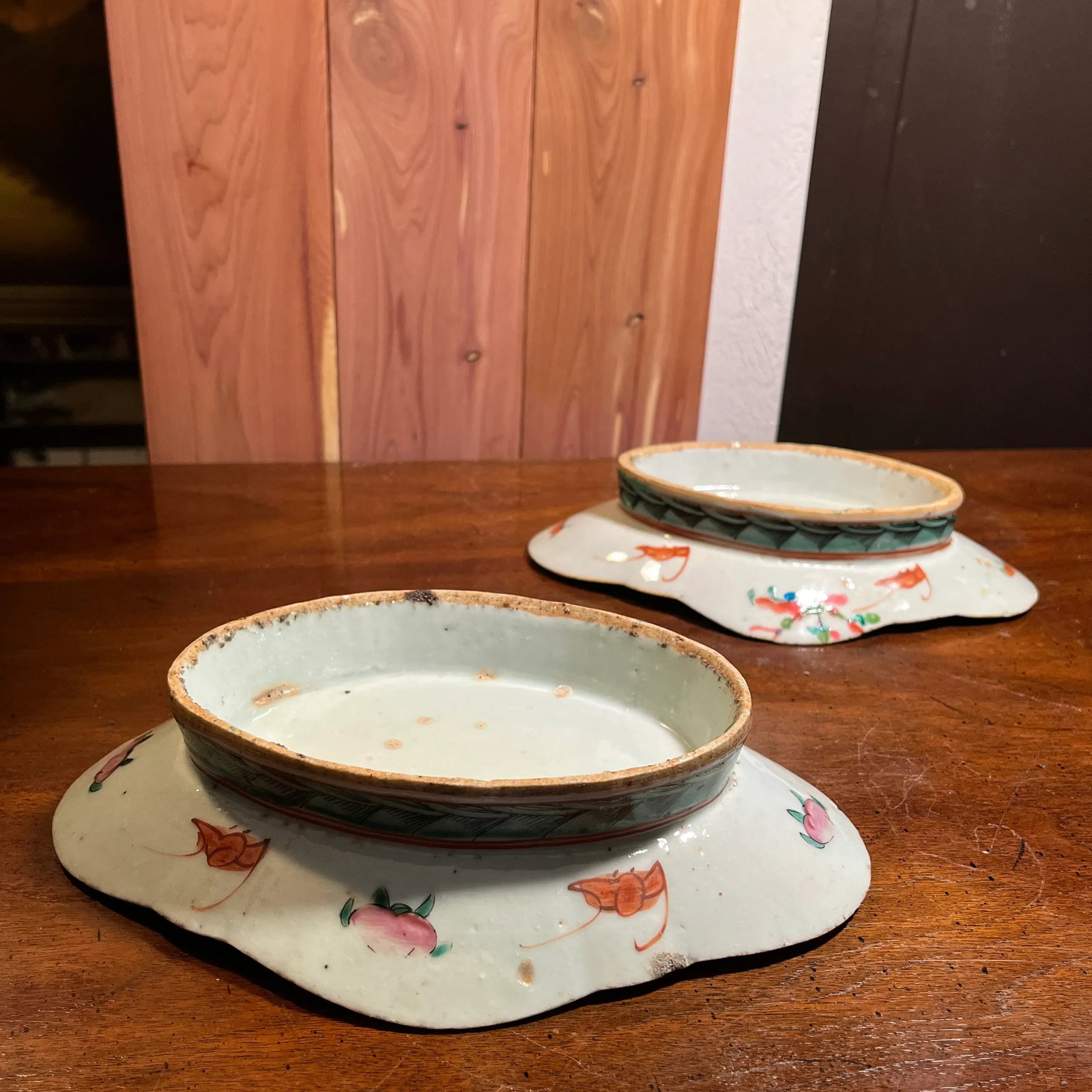 Set of 2 Chinese Famille Rose Lobed Pedestal Plates, Late 19th Century - 6