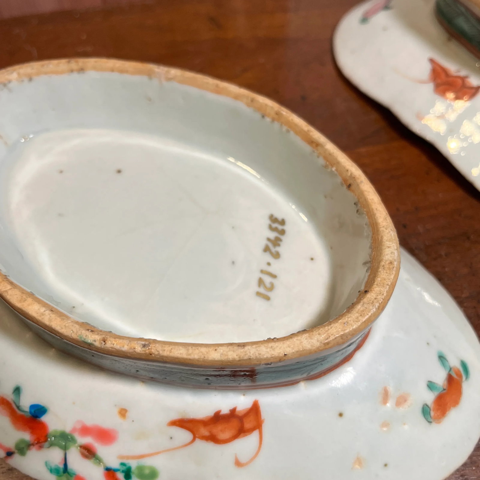 Set of 2 Chinese Famille Rose Lobed Pedestal Plates, Late 19th Century - 7