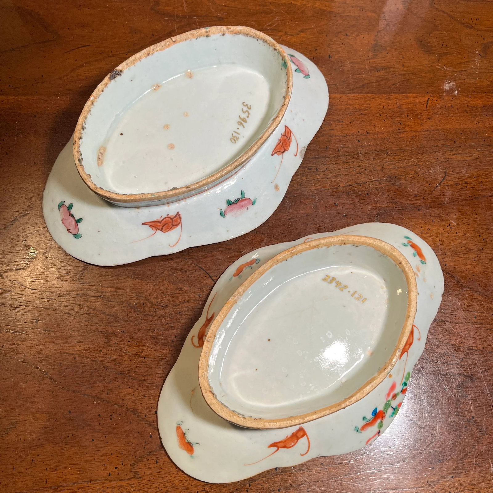 Set of 2 Chinese Famille Rose Lobed Pedestal Plates, Late 19th Century - 9