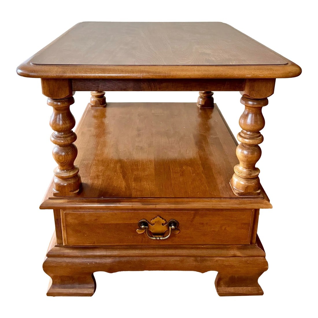 20th Century Traditional Ethan Allen Heirloom Nutmeg Maple Accent End Table: Charming 20th Century traditional Ethan Allen maple accent end table. I ship quickly and conscientiously. Click on my shop "Pub & Oasis Fine Interiors" below and FOLLOW to discover more fabulous eclec