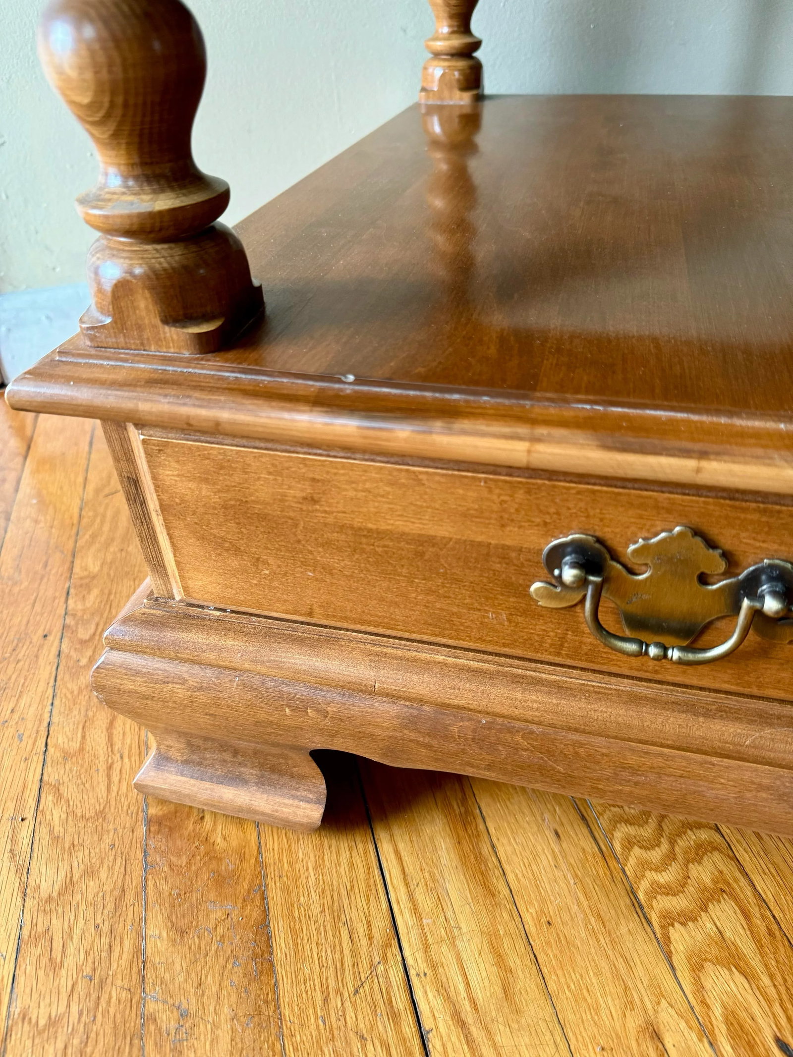 20th Century Traditional Ethan Allen Heirloom Nutmeg Maple Accent End Table - 8